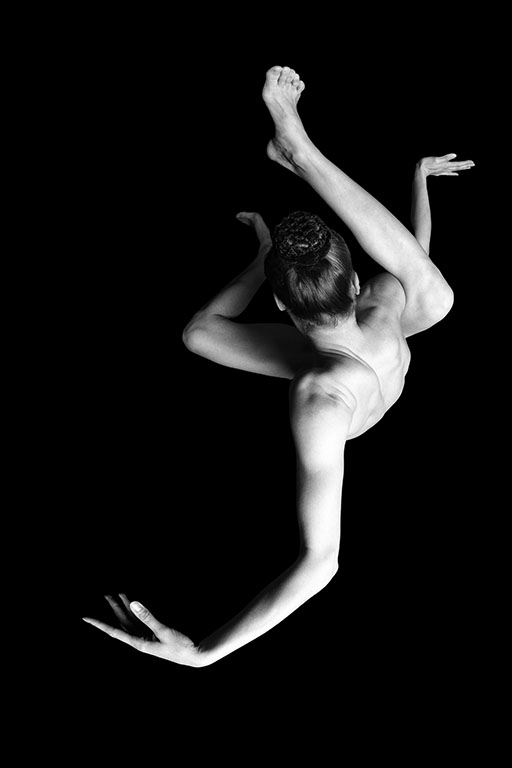 Freestyle - a black and white fine art nude photo by Tom Monochrom
